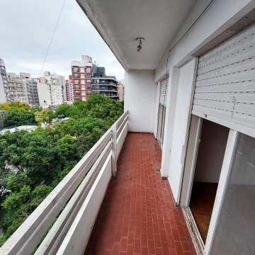 Venta departamento 2 dormitorios, balcón corrido al frente. Rosario, Martin.