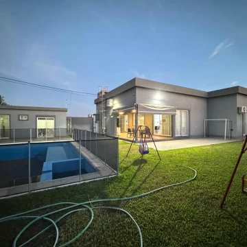 Casa con pileta, quincho y gran terreno – totalmente equipada