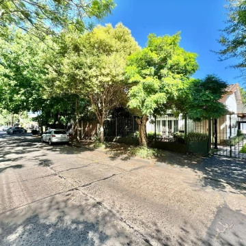 Carlos Casares y Av. Libertador - Casa con jardin - Ubicacion inmejorable a Refaccionar - Venta