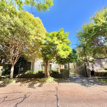 Carlos Casares y Av. Libertador - Casa con jardin - Ubicacion inmejorable a Refaccionar - Venta