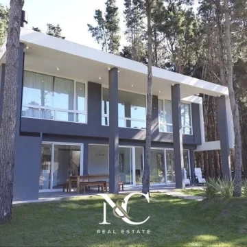Casa en venta en Villa Robles, a la laguna