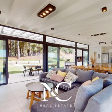 Casa en venta en Costa Esmeralda con fondo libre