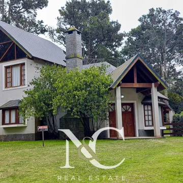 Casa en alquiler y venta en CARILÓ, con piscina