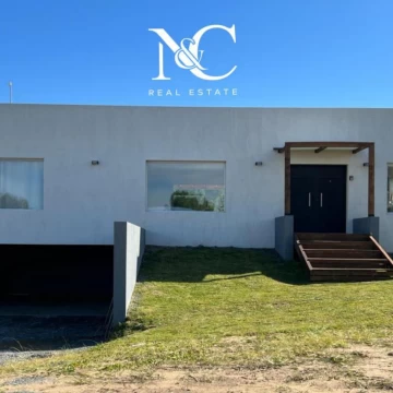 Casa en  alquiler en Deportiva I, con psicina, equipada para 8/10 personas 