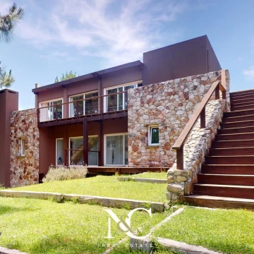 Casa en venta en Costa Esmeralda, barrio residencial