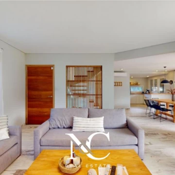 Casa en venta en Costa Esmeralda con fondo libre y piscina