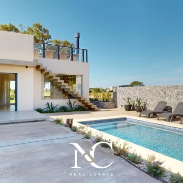 Casa en venta en Costa Esmeralda con fondo a cancha de polo