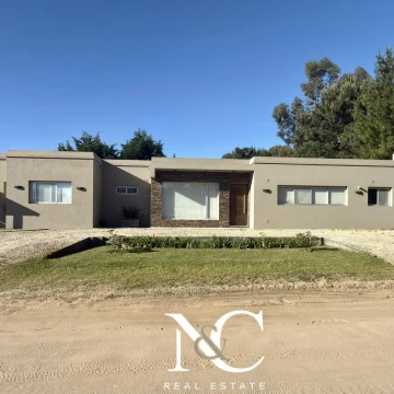 Casa en alquiler en Costa Esmeralda para 8 personas con pileta