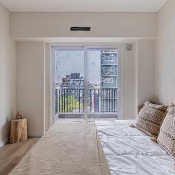 Departamento monoambiente con balcón, pileta y parrilla