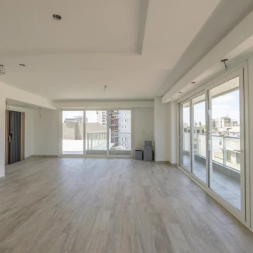 4 AMBIENTES, DEPENDENCIA y COCHERA - TERRAZA PROPIA CON PARRILLA