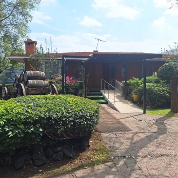 CASA EN VENTA EN BOSQUES DE LAS LOMAS CON JARDIN