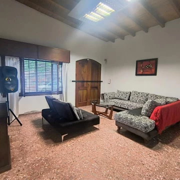 Casa esquina en Guaymallen a dos cuadras de ciudad.