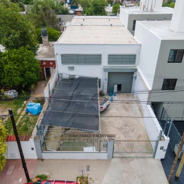 Galpon en Impecable de estructura Astori con 200 m2 de oficinas, y galpón 200 m2 con Entrepiso.