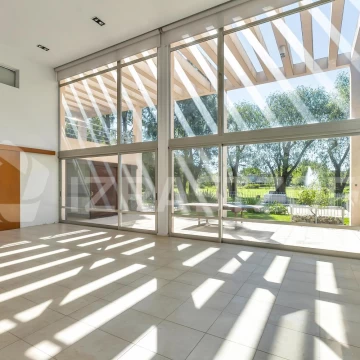 Casa racionalista a la venta en Pilar del Lago - con vista y salida al lago