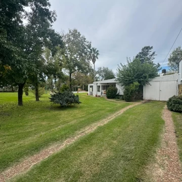 Casa de dos dormitorios con amplio jaridn y pisicina -Villa Amelia