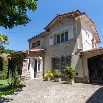 Carlos Casares y Av. Libertador - Casa con jardín y pileta - Venta - Punta Chica