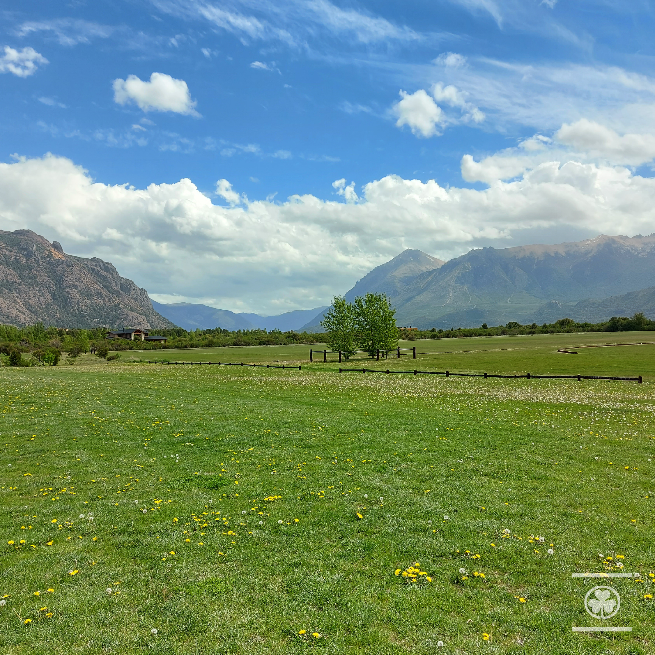 Lotes y townhouses en venta en Bariloche con costa de lago y bosque nativo