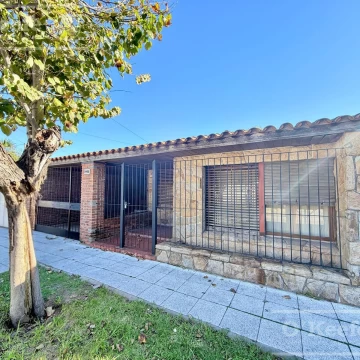 Casa en VENTA - 4 ambientes en Quilmes Oeste -  cochera, patio y parrilla