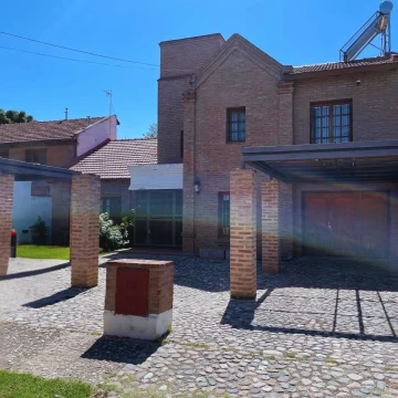 Venta casa 3 dormitorios 1 con baño en suite, 875 m terreno, 330 cubiertos, galería, pileta!!