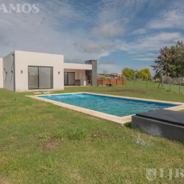 Casa con pileta en Area 1 de  San Sebastián - MB