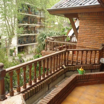 Excelente residencia - en Belgrano R- ideal uso familiar o embajada-jardín y piscina.