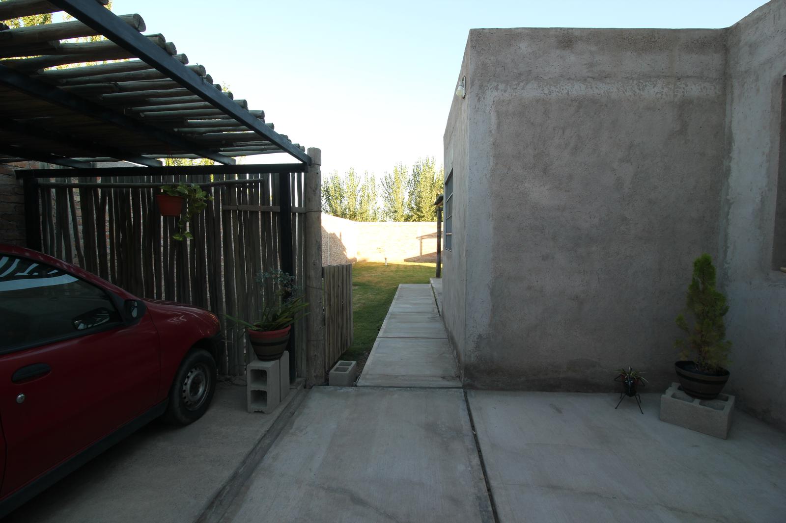 CASA EN VENTA LOS CORRALITOS , GUAYMALLEN , 3 DORMITORIOS , PARQUE , COCHERA - 4