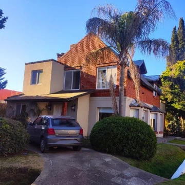 VENTA CASA 6 AMB BANCO PROVINCIA DE BS. AS  APTO CREDITO  DOS LOTES CON PARQUE Y PILETA, EXCELENTE UBICACION
