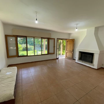 Casa en venta en Bahía de Colonia – 2 dormitorios, jardín y excelente renta