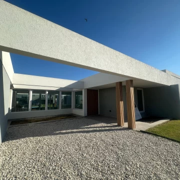 Venta casa 4 ambientes a estrenar con jardín y piscina en Prados del Oeste 1.