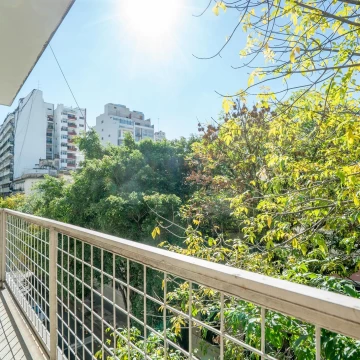 Departamento de tres ambientes con balcón, Luminoso en Almagro