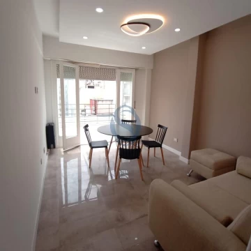 Venta Departamento tres ambientes con balcón terraza al frente en Centro