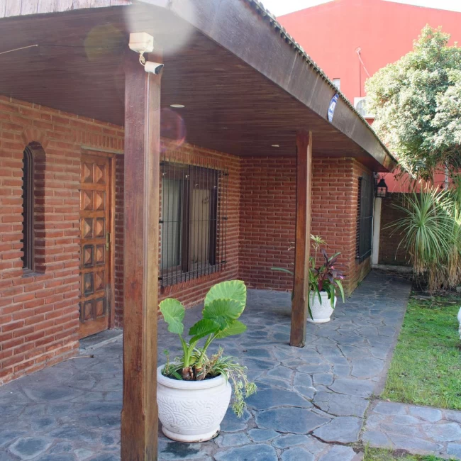 VENTA CHALET CON GRAN PARQUE Y EXCELENTE POTENCIAL– ITUZAINGÓ SUR APTO CREDITO