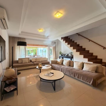 Casa en venta en lote central en Las Orquideas - EN EXCLUSIVA