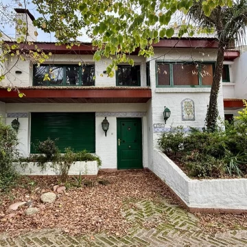 Chalet en Los Troncos de amplio jardin para alquiler
