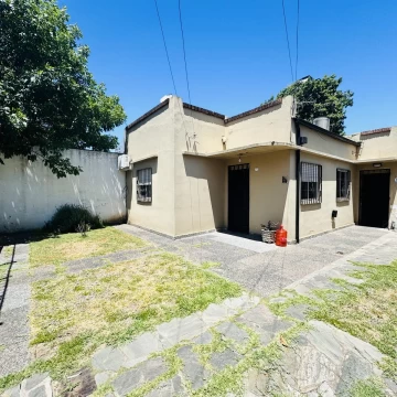 Venta de Casa 3 ambientes con cochera y patio en Berazategui
