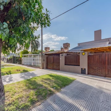 VENTA - Casa 4 dormitorios - Fisherton, Rosario.