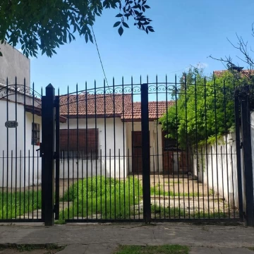Terreno en Longchamps, Lote propio con potencial y cochera para 3 autos.