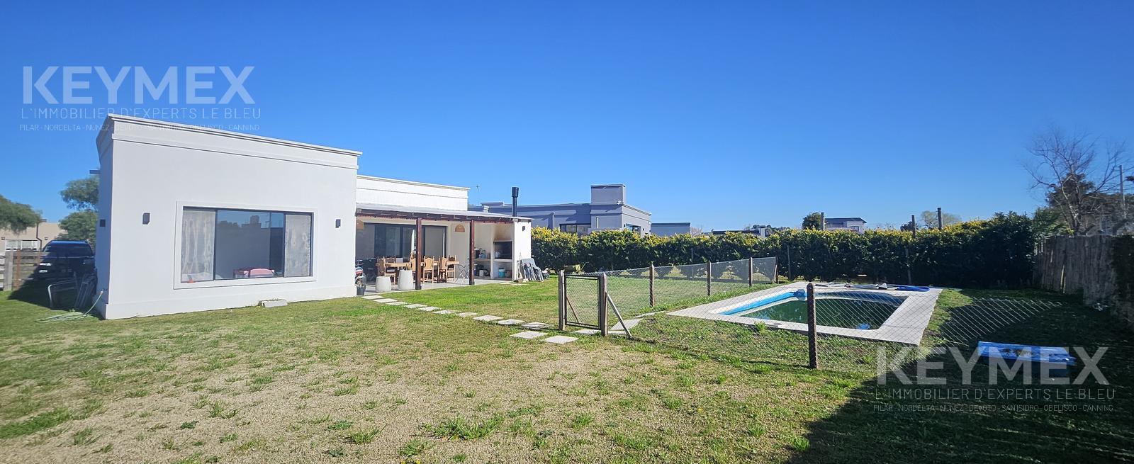 jardín con pileta