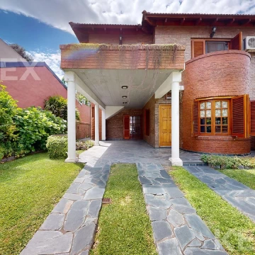 CASA EN VENTA EN CITY BELL CON 3 DORMITORIOS, PARQUE Y GALERIA