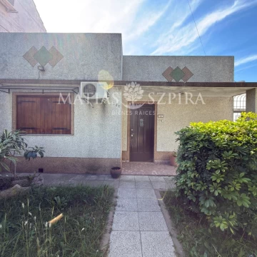 CASA EN VENTA 3 AMBIENTES CON COCHERA EN VILLA SARMIENTO