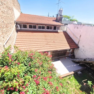 Venta Casa 5 ambientes en Caseros - Multifamiliar con local y Departamentos