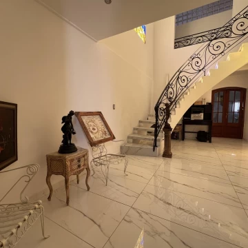 Casa en venta - 4 dormitorios + escritorio - La Loma - La Plata