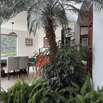 CASA EN VENTA CON JARDIN PRIVADO, AV. SAN FRANCISCO