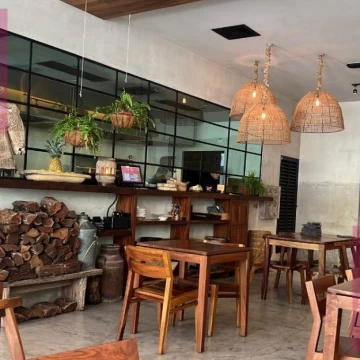 REDUCED !!!!   Transfer Beautiful Restaurant, excellent location