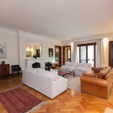 VENTA DE UN PISO ,9 AMPLIOS Y LUMINOSOO AMBIENTES  