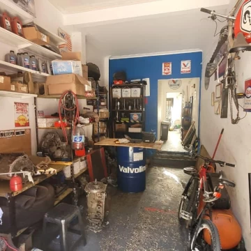 Venta local con deposito en Flores