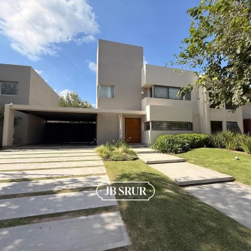 Casa en Venta en Tejas Tres - 2 dormitorios con pileta y galería cerrada