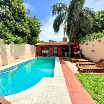 VENTA - CASA - PILETA - QUINCHO - COCHERA TECHADA - 4 AMBIENTES - PERMUTA