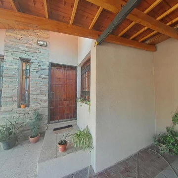 CASA EN VENTA 4 DORMITORIOS EN GODOY CRUZ CON TOUR VIRTUAL