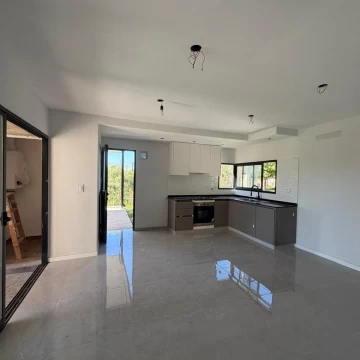 Casa en venta dos dormitorios, pileta, cochera, barrio Las Tardes - Roldan 